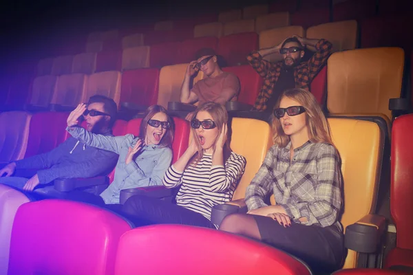 Jóvenes viendo películas en el cine —  Fotos de Stock