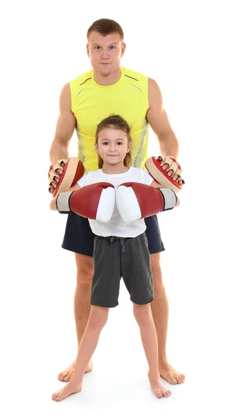 Carino bambina con allenatore di boxe su sfondo bianco — Foto Stock