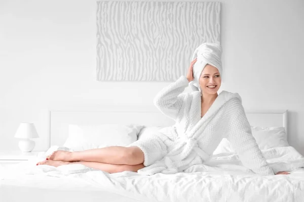 Jovem mulher em toalha e roupão de banho — Fotografia de Stock