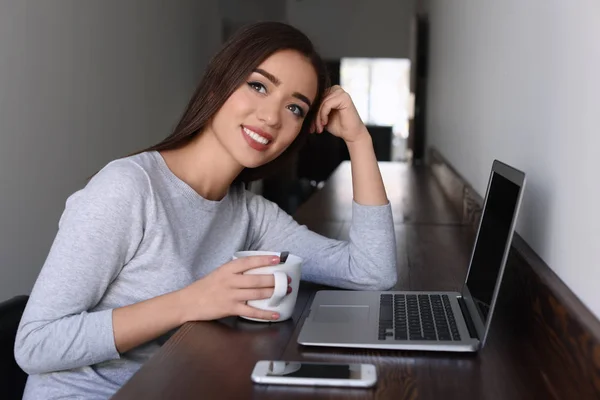 Mladá žena s moderní laptop — Stock fotografie