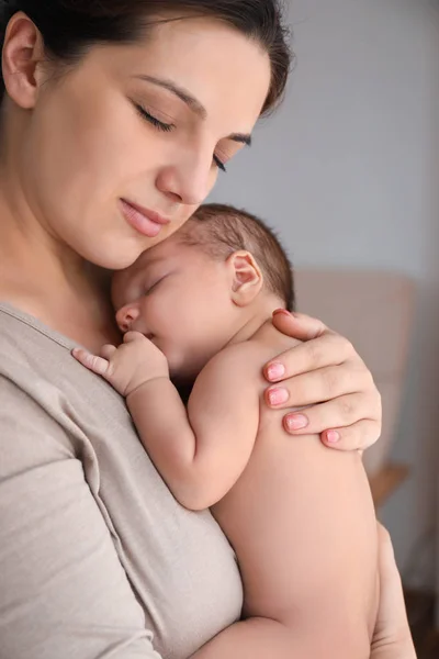 Νεαρή μητέρα με χαριτωμένο μωρό στο σπίτι — Φωτογραφία Αρχείου