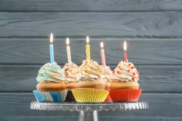 Cupcakes Aniversário Com Velas Carrinho Sobremesa Contra Fundo Madeira — Fotografia de Stock