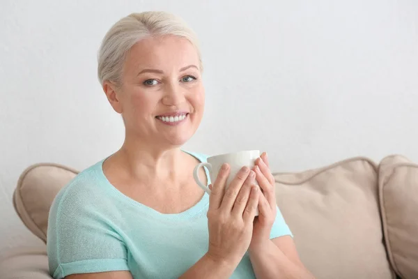 Portret Uśmiechający Się Starsza Kobieta Picia Kawy Domu — Zdjęcie stockowe