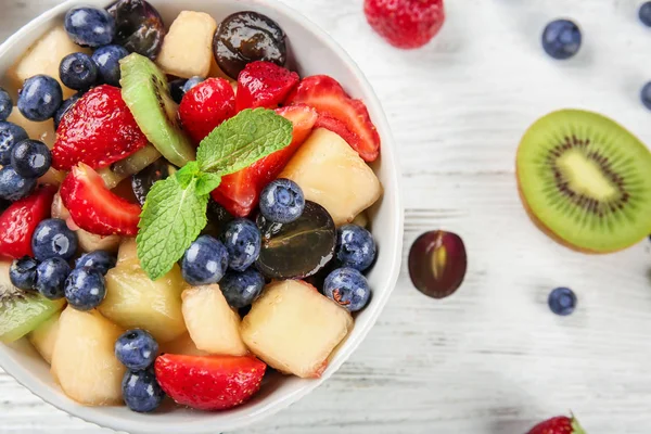 Kom Met Heerlijke Fruitsalade Houten Tafel — Stockfoto