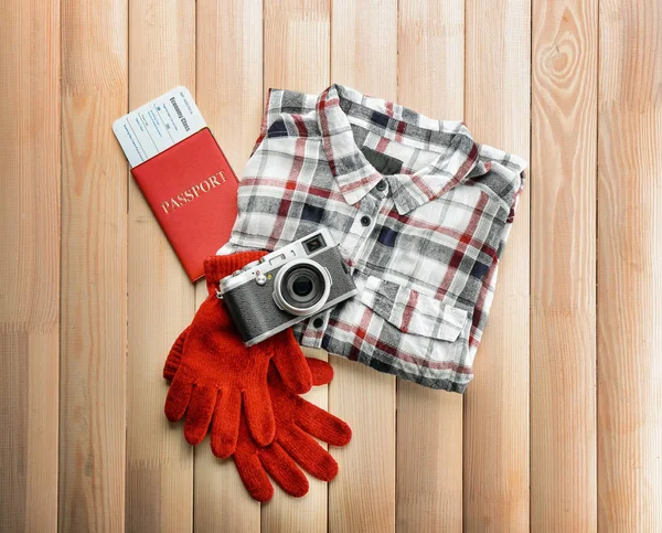 Varma kläder med dokument och fotokamera — Stockfoto