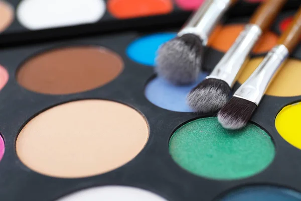 Ögonskuggspalett Med Borstar Professionell Makeupartist Närbild — Stockfoto