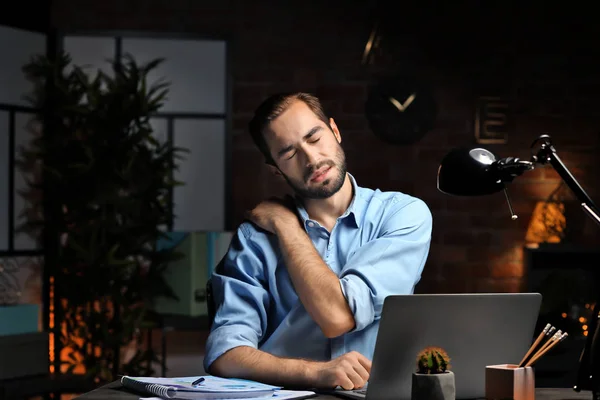 Stanco Giovane Uomo Che Utilizza Computer Portatile Ufficio Notte — Foto Stock