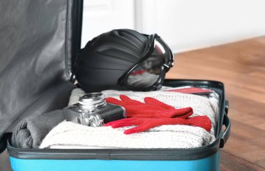 Sıcak giysiler ile açık bavul 