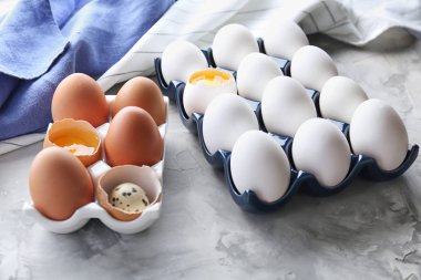 Çiğ bıldırcın ve tavuk yumurtası.  