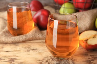 Lezzetli elma suyu masada