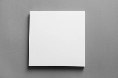 Boş kağıdın gri arka plan üzerinde. Tasarım için alay