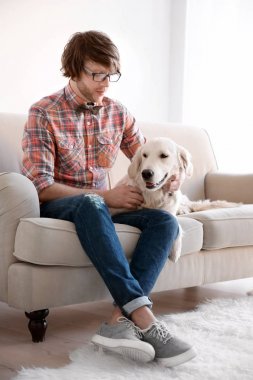köpek ile genç yenilikçi 
