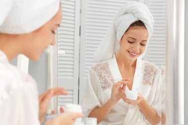 Havlu ve ipek elbise içinde genç kadın  