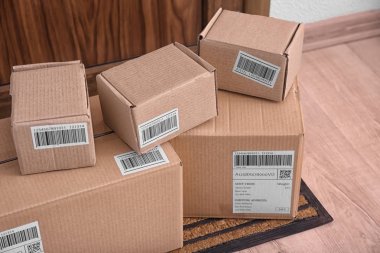 Kapı yakınında kat parsel kutulara