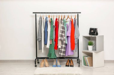 Soyunma odasında giysi koleksiyonu ile raf