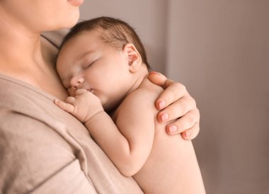 Şirin Bebek evde ile genç anne