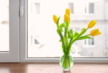 Pencere pervazına üzerinde güzel çiçekli vazo