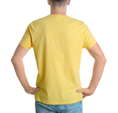 Genç adam t-shirt beyaz arka plan üzerinde renkli. Mockup tasarım için