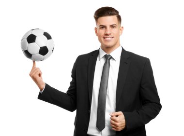 Beyaz arka plan üzerinde futbol topu ile yakışıklı müdür