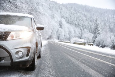 Karlı havalarda ülke yolda araba