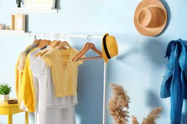 Rafta asılı elbiseleri