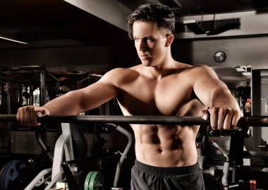 Güçlü adam egzersiz halter salonunda ile yapmak