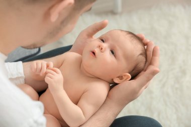 Babası portre sevimli yeni doğan, holding