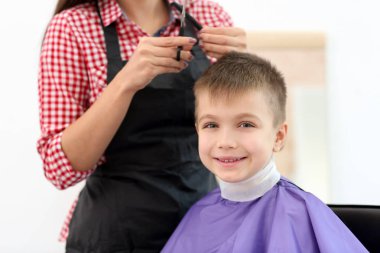 küçük çocuk ile çalışan Kuaför