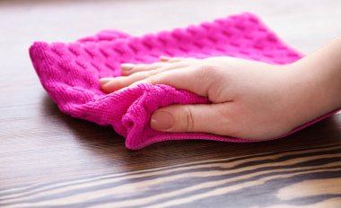 Kadın bez ile ahşap yüzey Temizleme