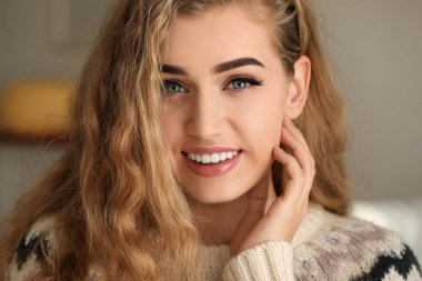 Güzel, gülümseyen kadın