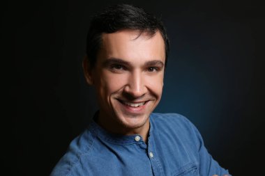 Çekici genç adam.  