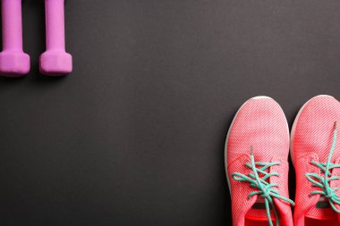 Spor ayakkabı ve boşluk ile Halter 