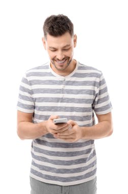 Telefon ile çekici bir genç adam 