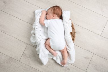 Yeni doğmuş şirin bebek evde sepette uyuyor.