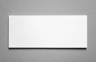 Gri arka plan üzerinde boş kartı. Tasarım için alay