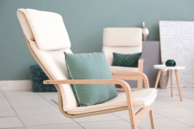 Modern oturma odasında rahat koltuk