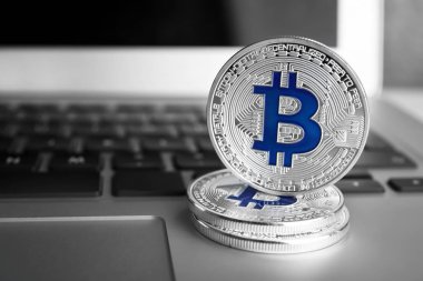 Laptop gümüş bitcoins