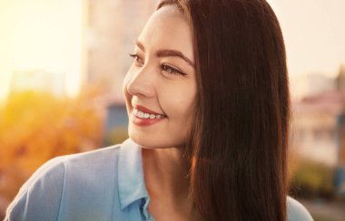 Güzel, gülümseyen kadın