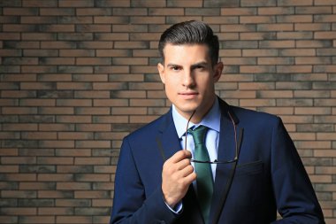 şık elbiseli yakışıklı adam 