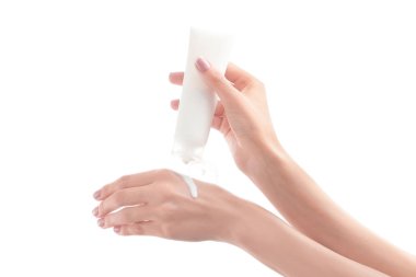 Genç kadın el kremi beyaz arka plan üzerinde uygulama