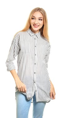 beyaz zemin üzerinde güzel genç gülümseyen kadın