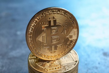 Renk üzerinde altın bitcoins  