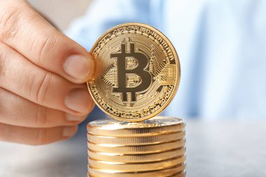 Altın bitcoins, closeup eliyle