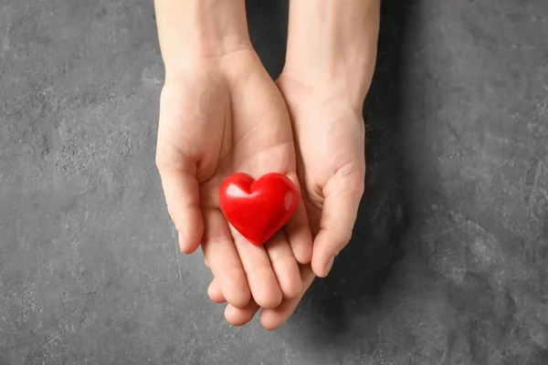 빨간 심장을 가진 여성의 손 — 스톡 사진