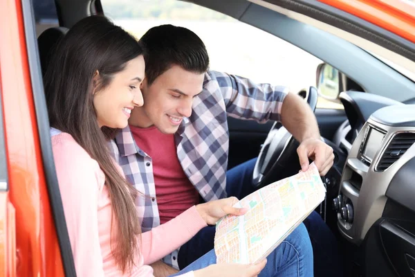 Junges Paar Studiert Straßenkarte Während Auto Sitzt — Stockfoto