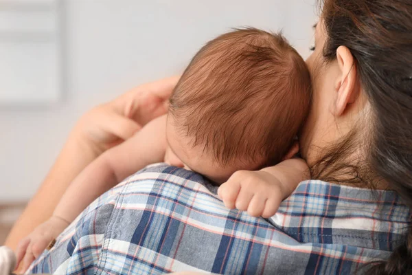 Jovem mãe com bebê bonito em casa — Fotografia de Stock