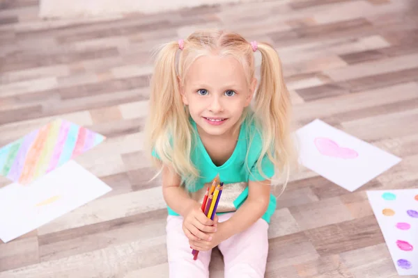 可爱的小女孩在家里摆着五颜六色的铅笔 — 图库照片