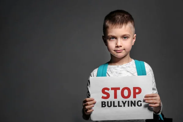 Kleiner Junge hält Papier mit Text — Stockfoto