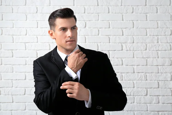 Hombre guapo en traje elegante —  Fotos de Stock