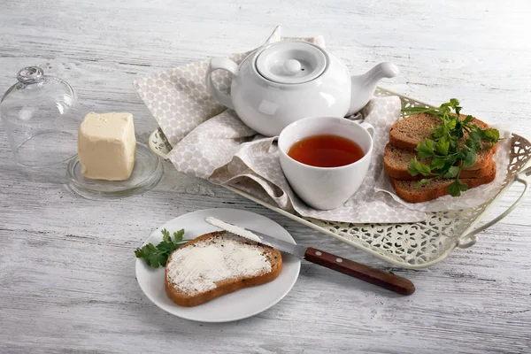 Sammansättning Med Skiva Bröd Och Smör Till Frukost Bordet — Stockfoto